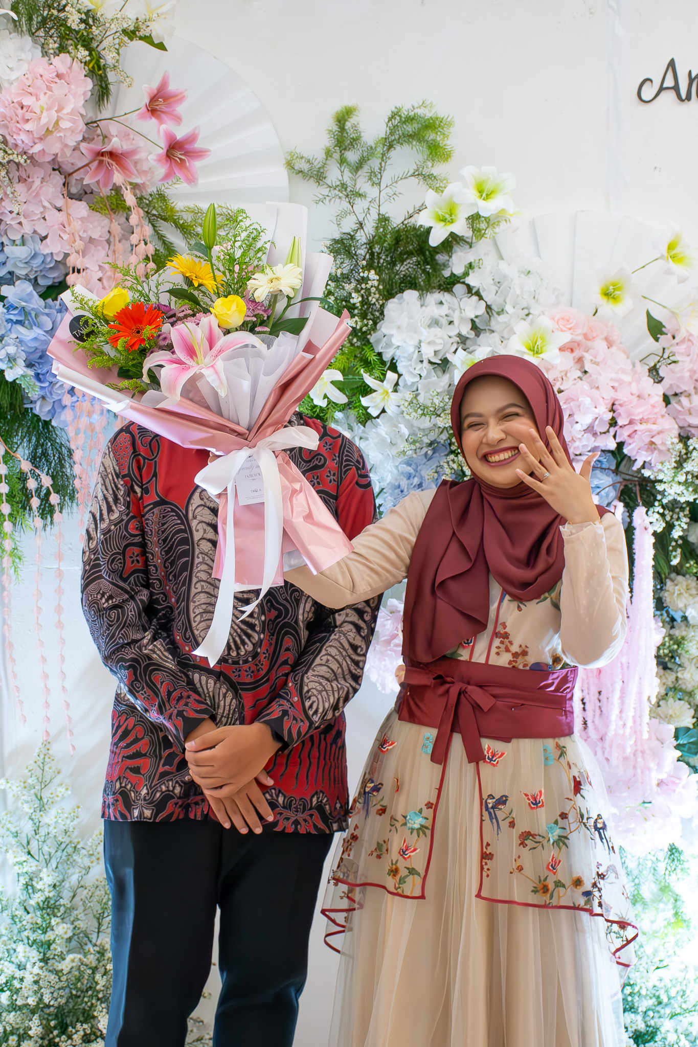 Annisa menunjukkan cincin