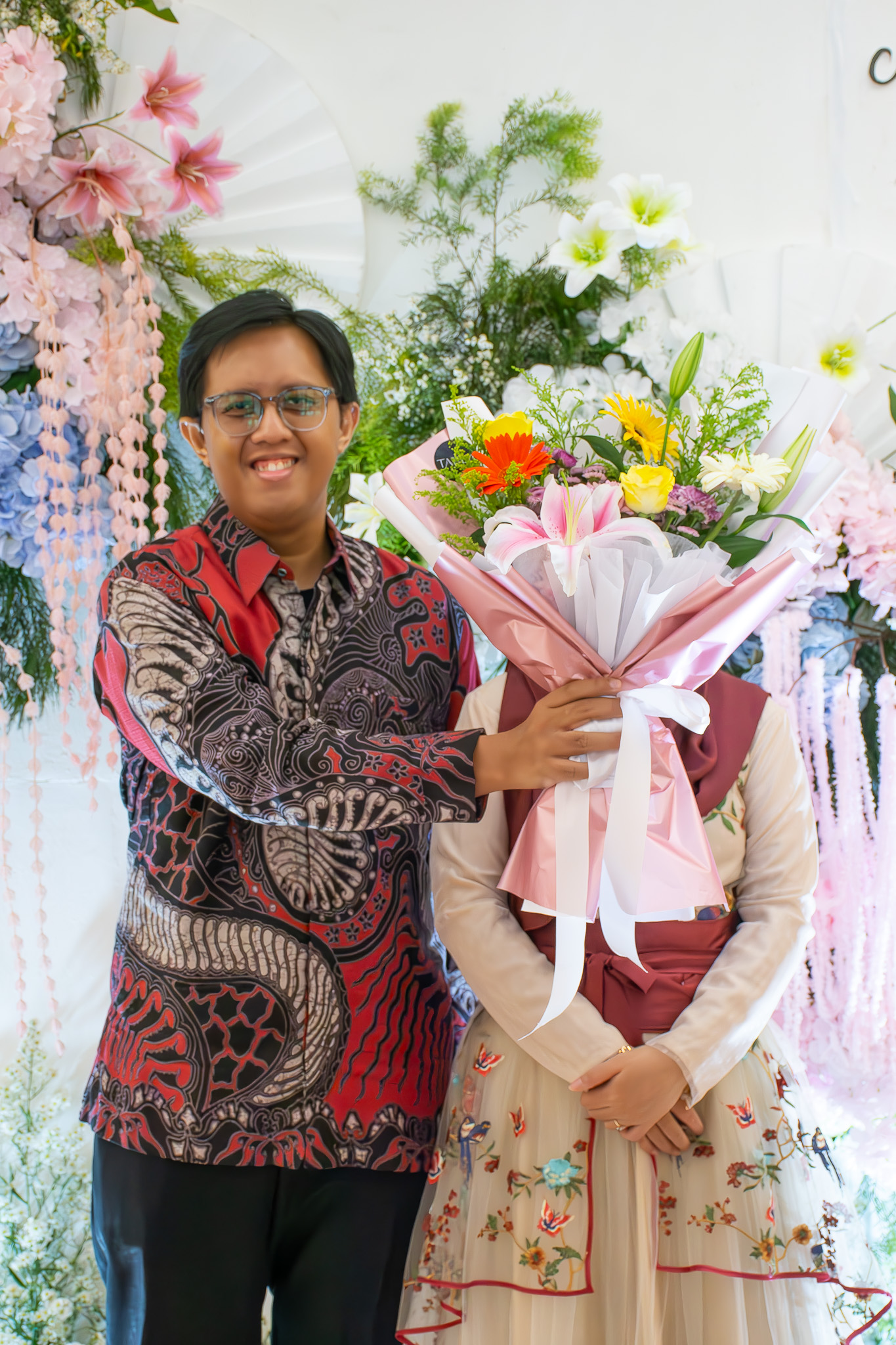 Mukhlis membawa buket bunga